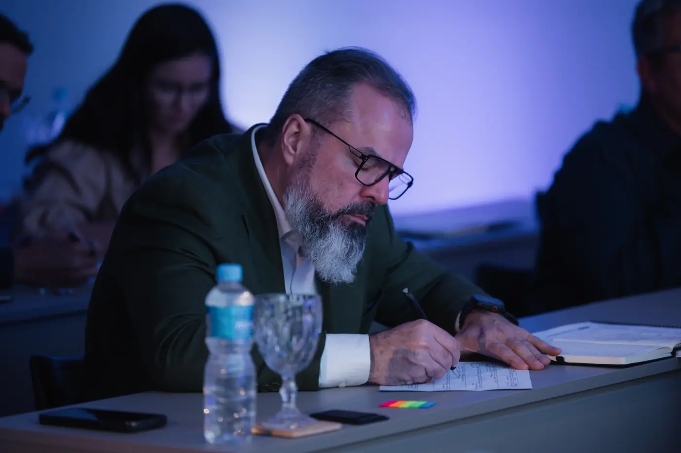 Aluno tomando notas durante a imersão