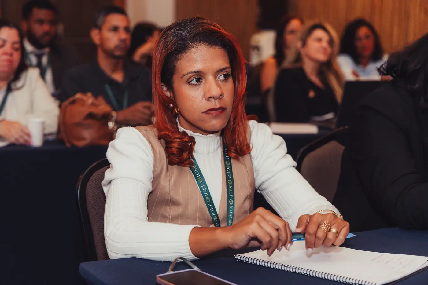 Aluna concentrada na imersão